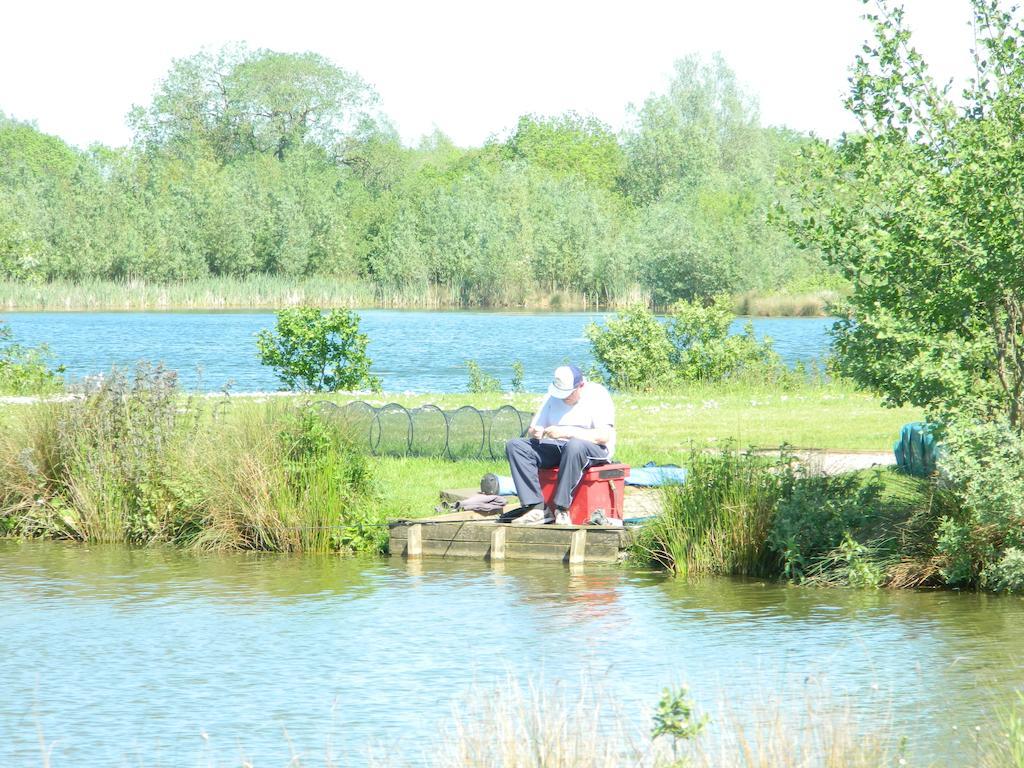 سيرني الجنوبية Lake Pochard Holiday Lodges الغرفة الصورة